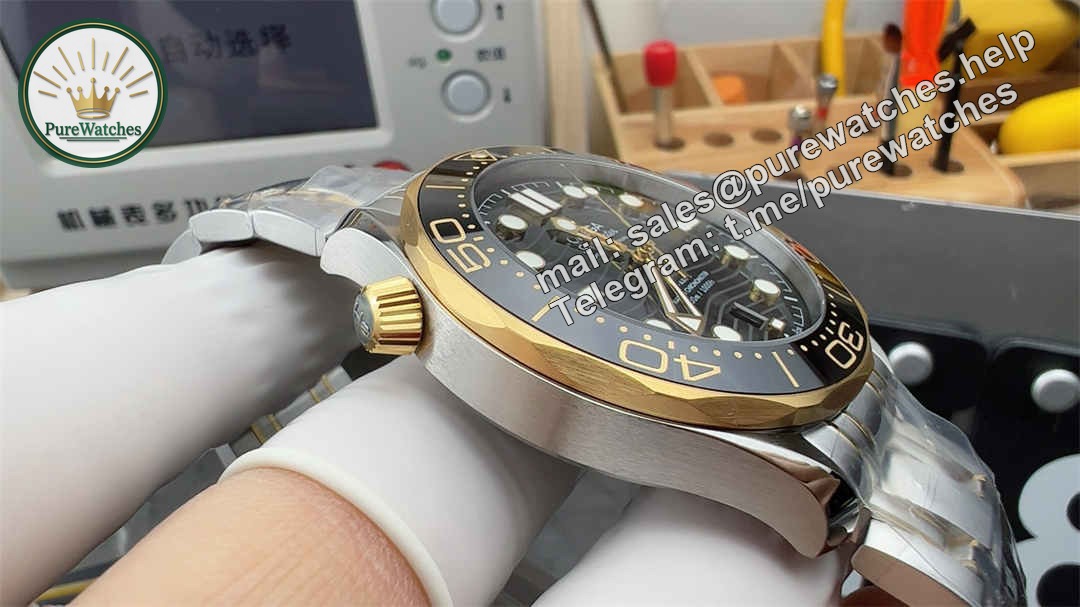 VSF Omega Seamaster Diver 300M Replica – Premium 42mm Stainless Steel Diver Watch - Image 4